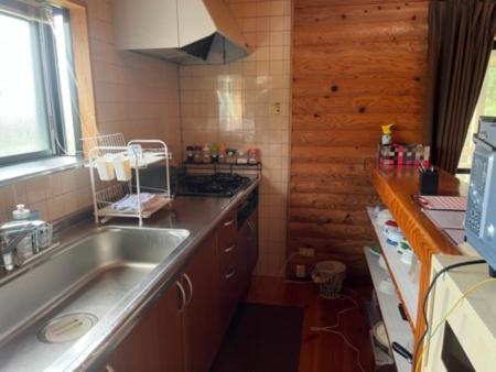 - une cuisine avec un évier et un comptoir dans l'établissement 山樹荘, à Amagase
