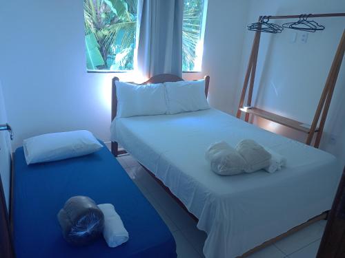 two beds sitting next to each other in a room at Casa da Keila in Arraial d'Ajuda