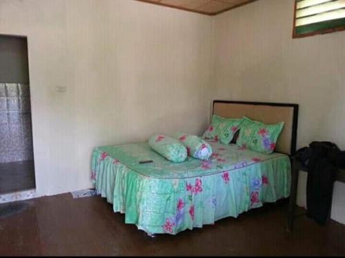 una camera da letto con un letto con cuscini sopra di Jimmy Losmen Nias a Lagudri