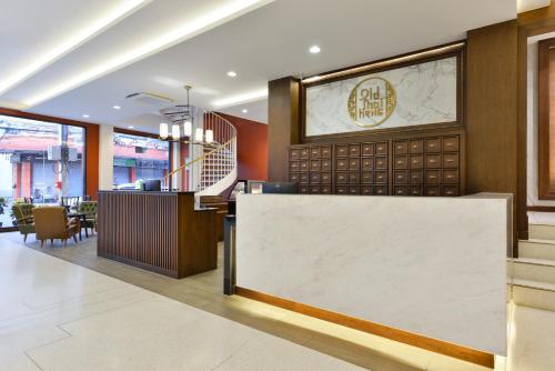 a lobby of a hotel with a reception desk at Oldthaiheng Hotel in Bangkok