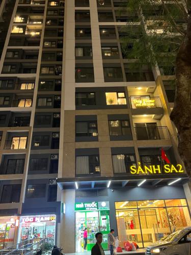 un grand bâtiment avec un panneau du Père Noël devant dans l'établissement Studio Luxury Sakura - Vinhome Smart city Mỹ Đình, à Hanoï