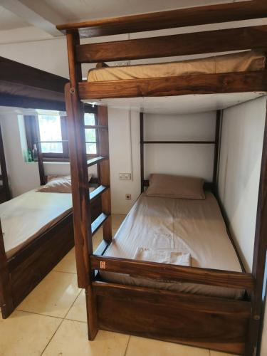 Ένα ή περισσότερα κρεβάτια σε δωμάτιο στο Arugam Hostel