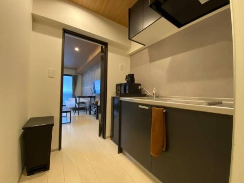 eine Küche mit einer Spüle und einer Arbeitsplatte in der Unterkunft リブレ in Kumamoto 302 in Kumamoto