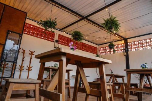 ein Zimmer mit Tischen und Stühlen mit Topfpflanzen in der Unterkunft Casa Vainilla 4 in Santa Lucía