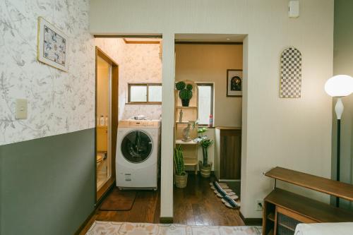 a laundry room with a washer and dryer at 芦ノ湖富士山見えるクラシック部屋201 in Hakone