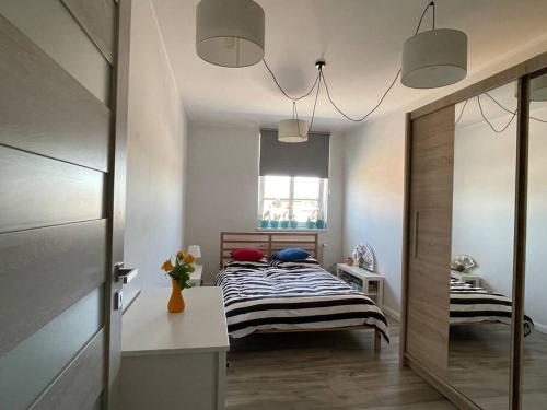 um quarto com uma cama e uma janela em Apartament 20 em Radków