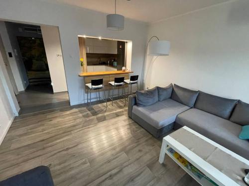 uma sala de estar com um sofá e uma mesa em Apartament 20 em Radków