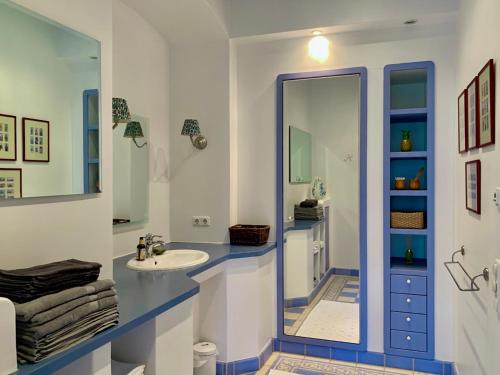 a bathroom with a sink and a mirror at Wohnen im Wasserschloss Sandizell in Schrobenhausen
