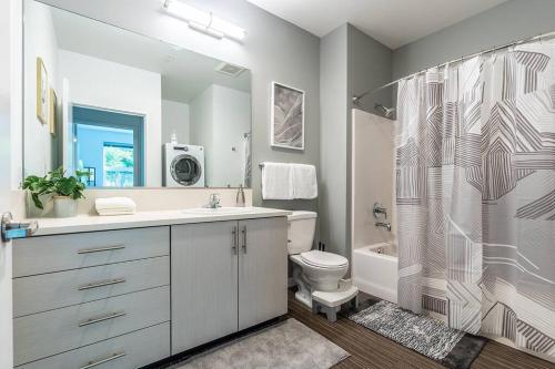 uma casa de banho com um lavatório, um WC e um chuveiro em One bedroom luxury apartment (Gym, Wifi, Parking, Rooftop Deck) em Seattle