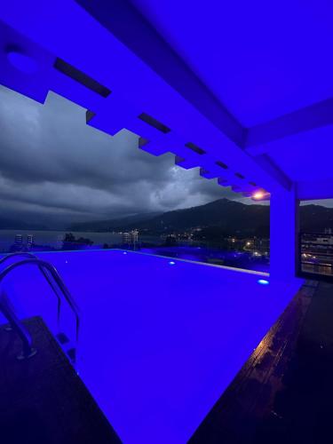 una piscina con una iluminación azul en una casa en Hotel Adam, en Pokhara