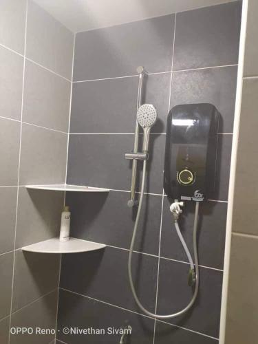 prysznic z suszarką do włosów i telefon na ścianie w obiekcie RLS Home Stay w mieście Kluang