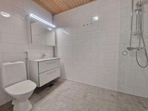 Koupelna v ubytování Cozy and modern loft-styled apartment near Airport with AC