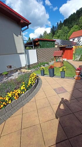 Taman di luar Privát Bene