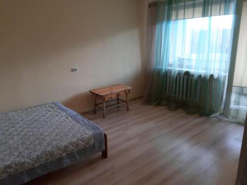 - une chambre avec un lit, une table et une fenêtre dans l'établissement Independent apartment in varena, à Varėna I