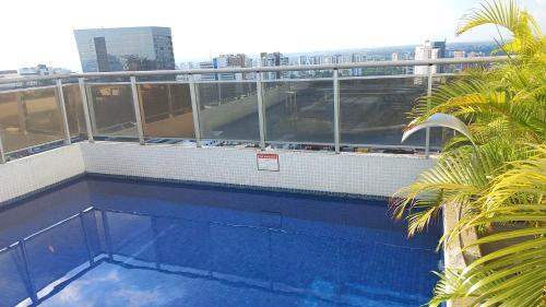 uma piscina no topo de um edifício em #SENSACIONAL# PREMIUM HOTEL Manaus AM em Manaus
