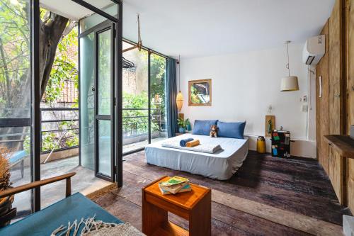 een slaapkamer met een bed en een groot raam bij HoLo Bato Saigon - Serviced HomeStay in Ho Chi Minh-stad