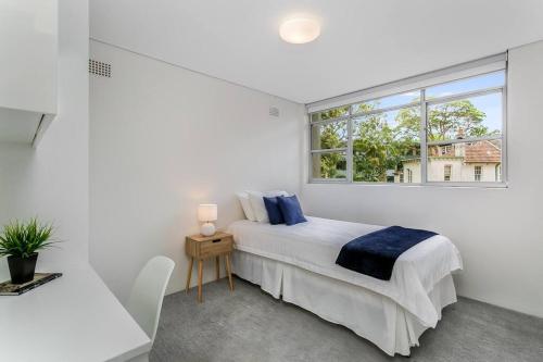 シドニーにあるHAR20 - 2 bedroom Harrison Street - Cremorneの白いベッドルーム(ベッド1台、窓付)