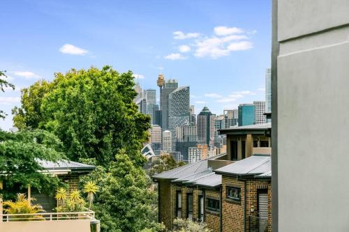 雪梨的住宿－HAR20 - 2 bedroom Harrison Street - Cremorne，从大楼欣赏到城市天际线的景色