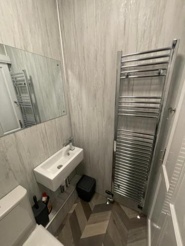 a bathroom with a sink and a mirror at Crown àros beag in Inverness