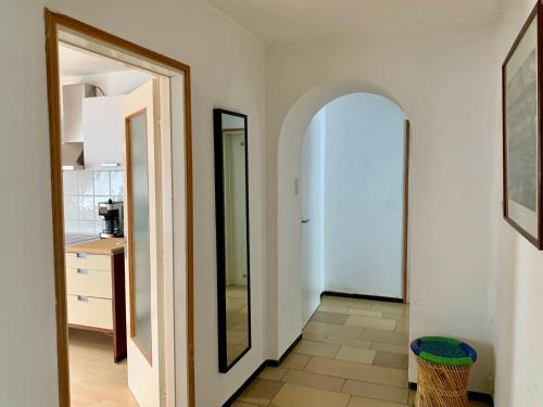a hallway with an archway leading to a kitchen at Wohnen am Wasserschloss Sandizell in Schrobenhausen