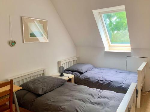 Tempat tidur dalam kamar di Wohnen am Wasserschloss Sandizell