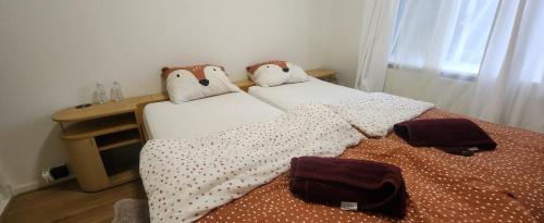 1 dormitorio con 2 camas con almohadas y mesa en 2de double bed room en La Haya