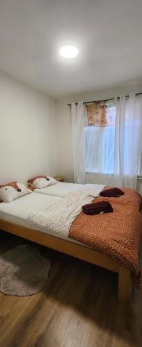 1 cama grande en un dormitorio con ventana en 2de double bed room en The Hague
