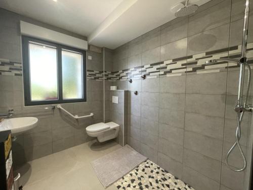 ein Bad mit einem WC, einem Waschbecken und einem Fenster in der Unterkunft Gîte Couzon, 3 pièces, 4 personnes - FR-1-489-471 in Couzon
