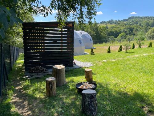a fire pit in a yard next to a yurt at Poziom 713 in Trzebunia