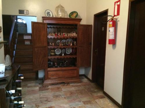 a room with a cabinet filled with wine bottles at Pousada do Chafariz in Mariana