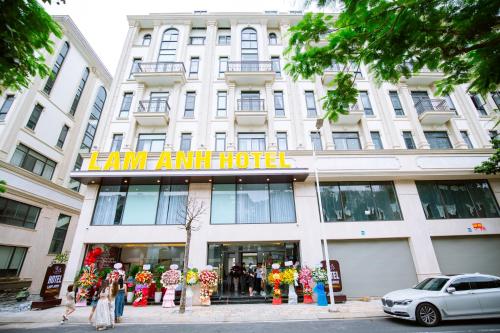a building with a lot of people outside of it at Lam Anh Hotel 5 Him Lam Vạn Phúc in Hà Ðông