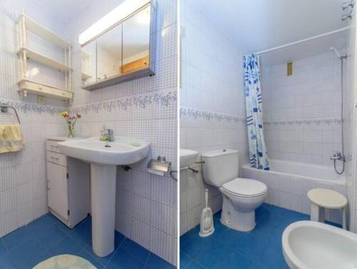 een witte badkamer met een wastafel, een toilet en een bad bij COTOBRO AZUL in Almuñécar