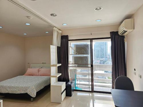 Un pat sau paturi într-o cameră la Cozy 1br walk to BTS and Airport Rail Link Close to Malls m11