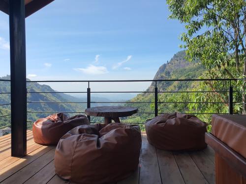 einen Balkon mit einem Tisch und Bergblick in der Unterkunft Ella Mount View Guest Inn in Ella