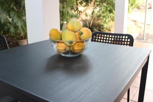 a glass bowl of fruit on a black table at Casita Lily in Las Palmas de Gran Canaria