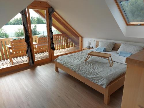 - une chambre avec un lit et un balcon dans l'établissement Apartma Markelj, à Radovljica