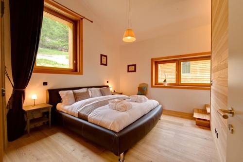a bedroom with a bed and a window at Chalet Chloe - Saas-Fee in Saas-Fee