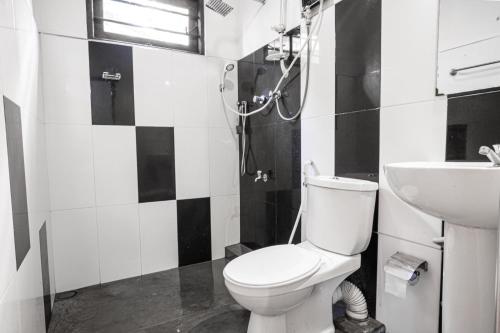 un bagno con un water e un lavandino di Talalla Village Beach Resort a Talalla South