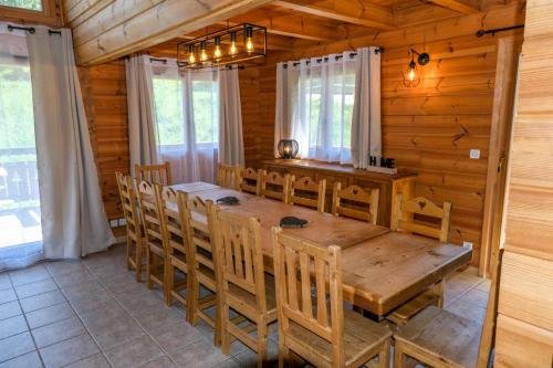 a dining room with a wooden table and chairs at Oreeduloup Chalet Grand Loup 14/16 pers. in Le Dévoluy