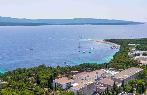波爾的住宿－藍陽埃拉弗薩酒店，享有海滩的空中景色,在水中划船