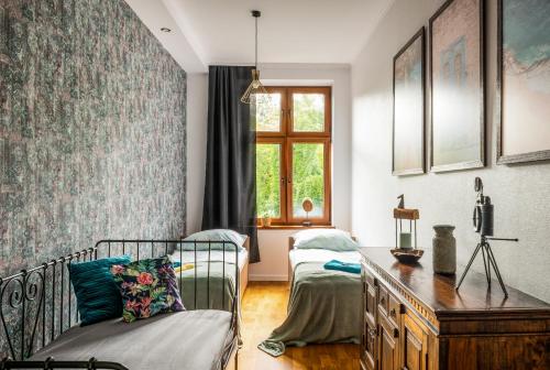 1 dormitorio con cama, escritorio y ventana en Apartament tuż przy Wawelu en Cracovia