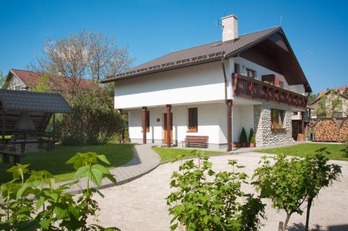 una gran casa blanca con techo en Privat Jasmin en Mengusovce