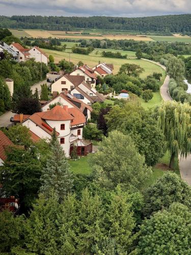 a village with houses and trees and a road at Altmuehl Familienvilla in Treuchtlingen