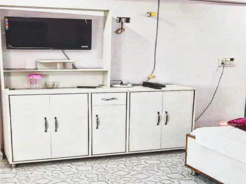 Dapur atau dapur kecil di OYO Flagship 83165 Hotel Om Shanti