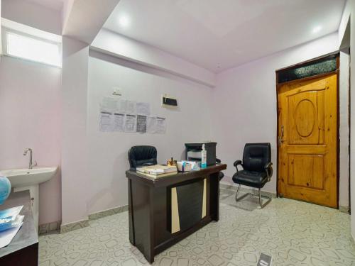 a room with two chairs and a desk and a sink at OYO Flagship 83165 Hotel Om Shanti in Khagaul