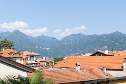 a view of the mountains from the roofs of houses at Mansarda Vialba in Germignaga