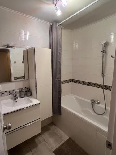 een badkamer met een bad, een wastafel en een douche bij Les Arènes - Cannes centre, Charmant 2 pièces récemment rénové de 45 m2 avec sa terrasse de 10 m2 in Cannes