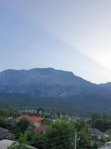 een berg in de verte met een stad en huizen bij Beldibi Apart Homes in Antalya