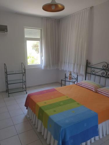 een slaapkamer met 2 bedden en een raam bij Beldibi Apart Homes in Antalya