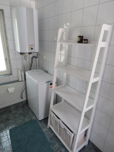 Ljunghusen Guesthouse : وجود سلم أبيض في مطبخ بجانب ثلاجة